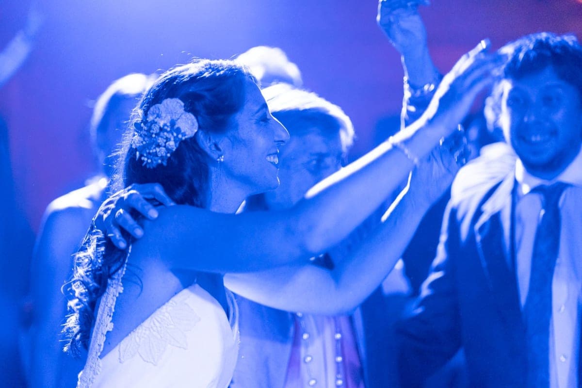 Novia bailando con invitados en una fiesta de boda en Madrid